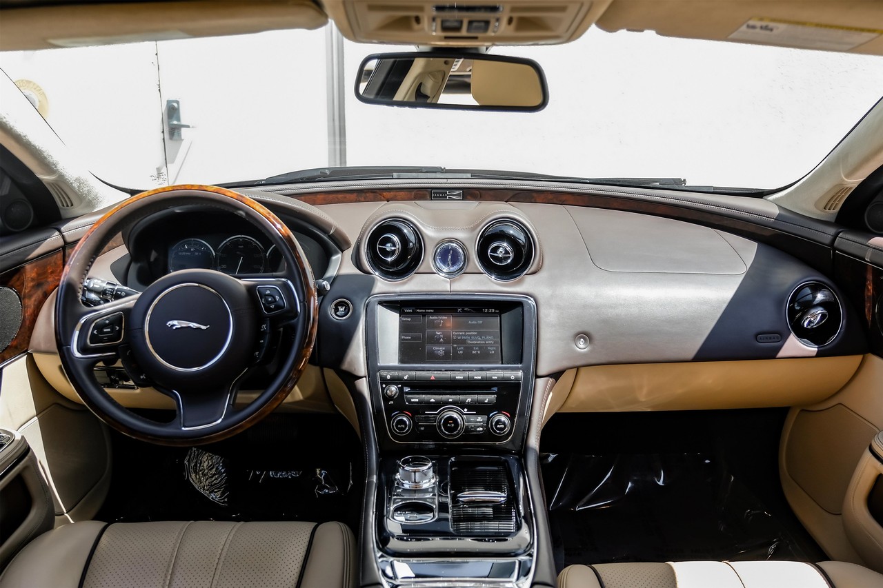 Jaguar XJ Vehicle Main Gallery Image 16