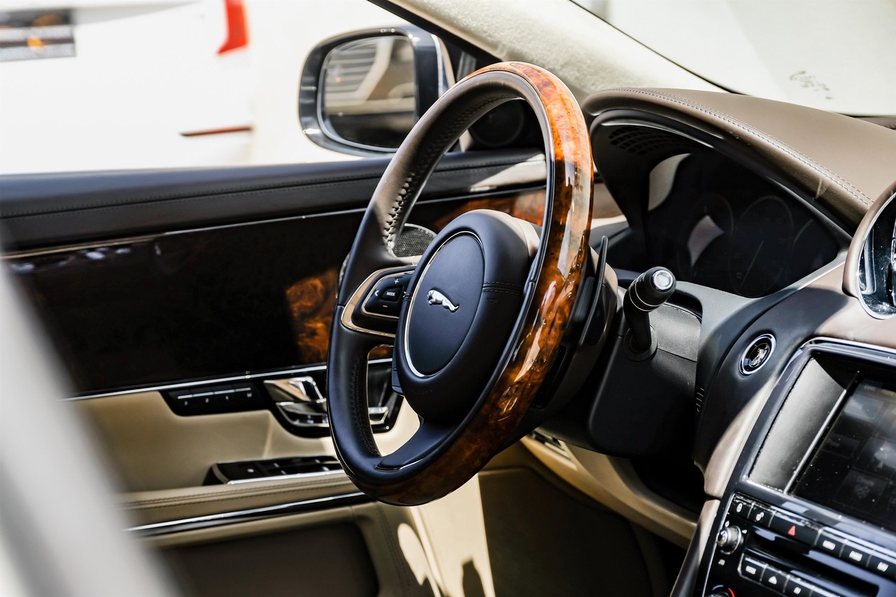 Jaguar XJ Vehicle Main Gallery Image 17