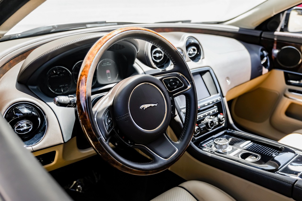 Jaguar XJ Vehicle Main Gallery Image 18