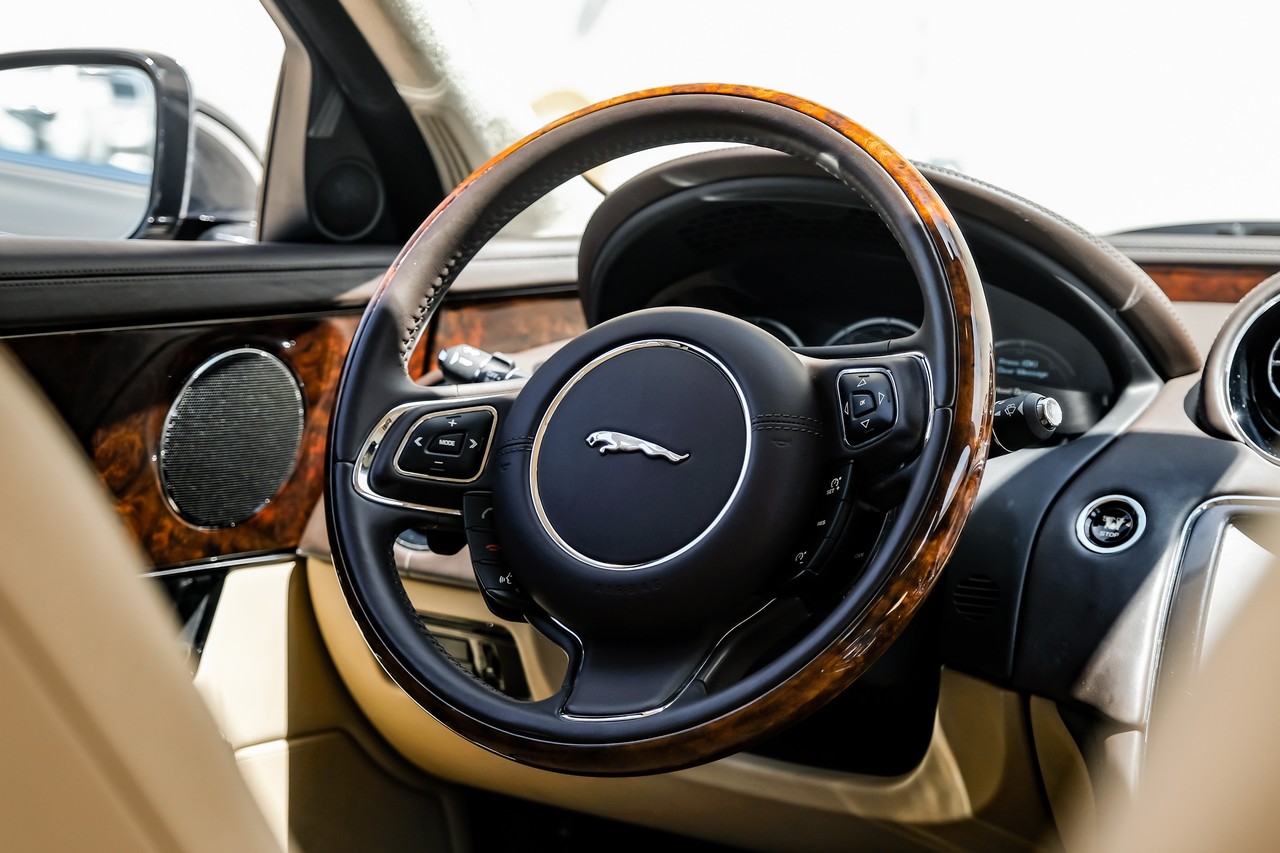 Jaguar XJ Vehicle Main Gallery Image 19