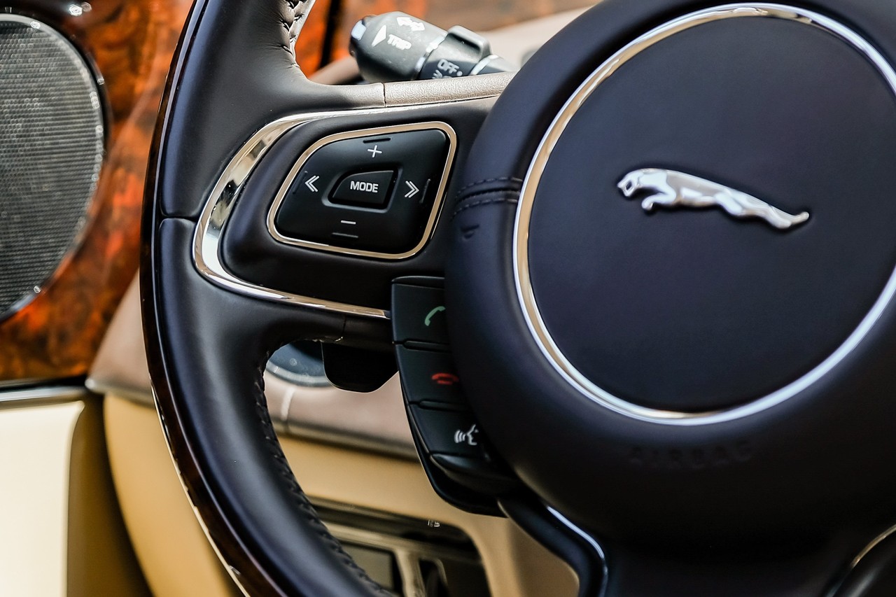 Jaguar XJ Vehicle Main Gallery Image 20