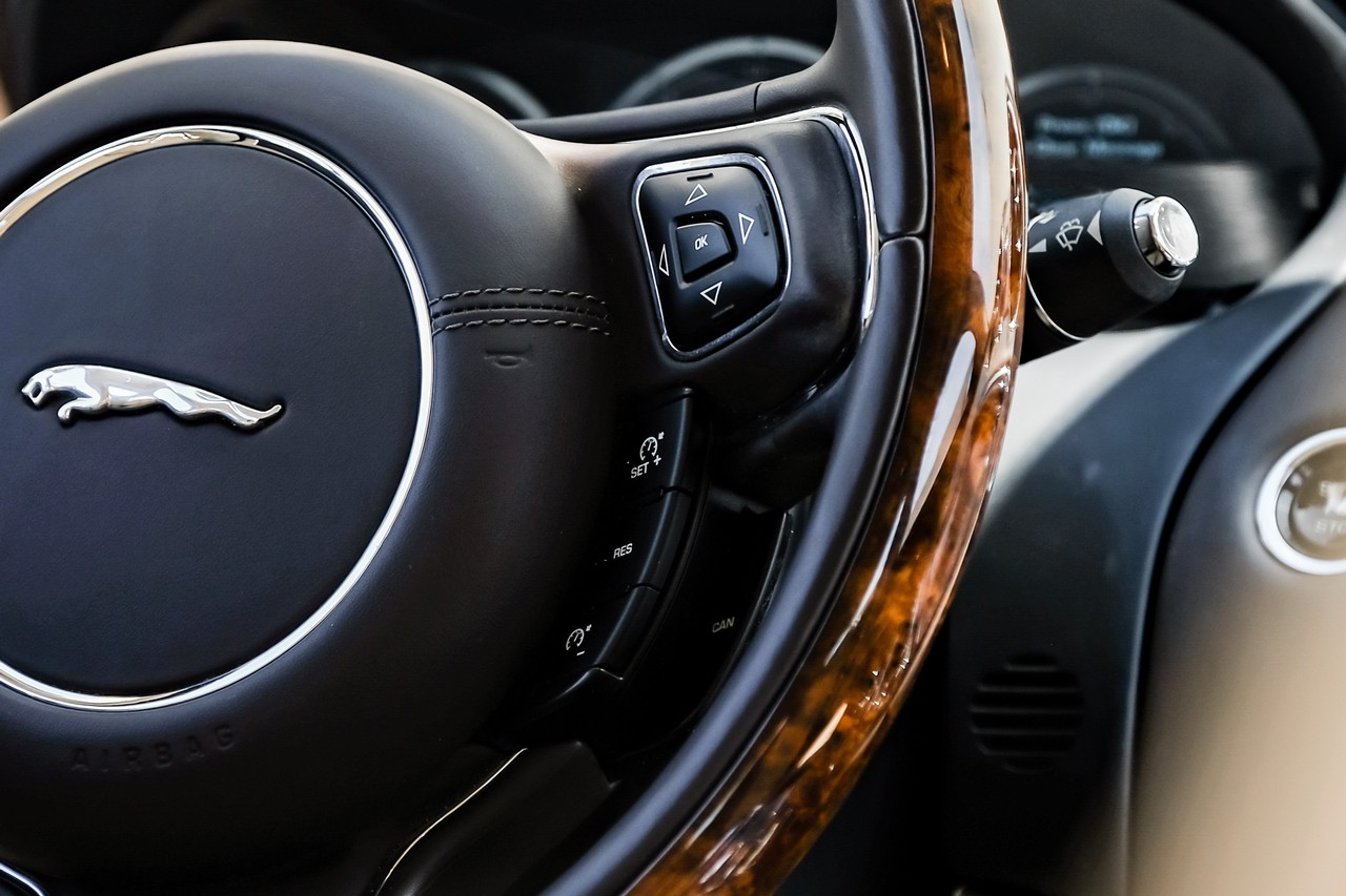Jaguar XJ Vehicle Main Gallery Image 21