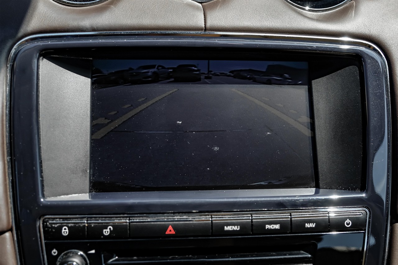 Jaguar XJ Vehicle Main Gallery Image 24