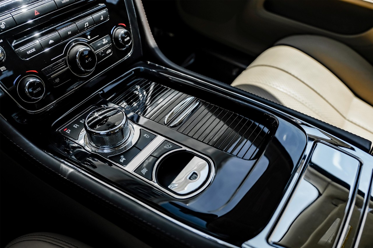 Jaguar XJ Vehicle Main Gallery Image 25