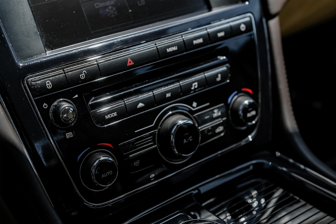 Jaguar XJ Vehicle Main Gallery Image 26