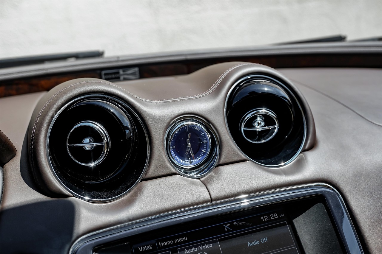 Jaguar XJ Vehicle Main Gallery Image 28