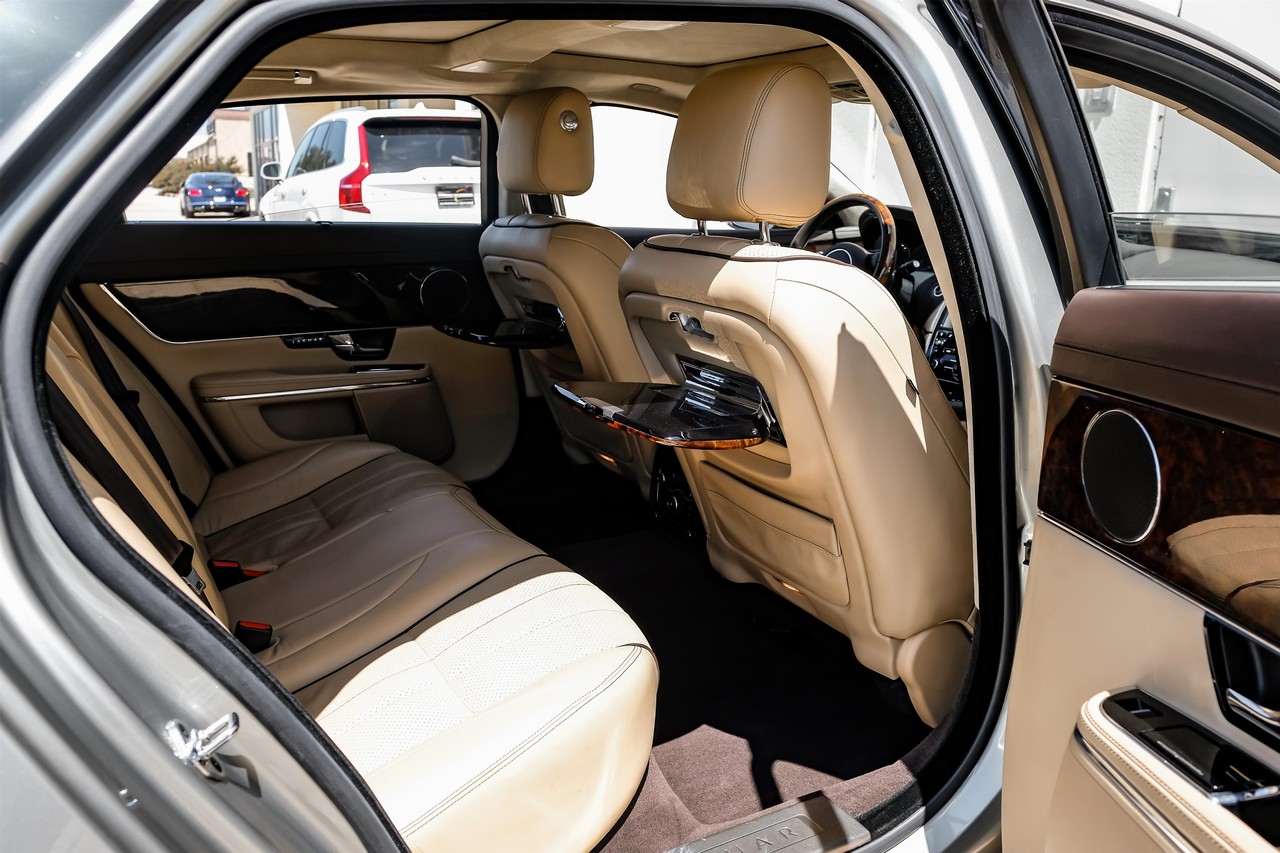 Jaguar XJ Vehicle Main Gallery Image 32