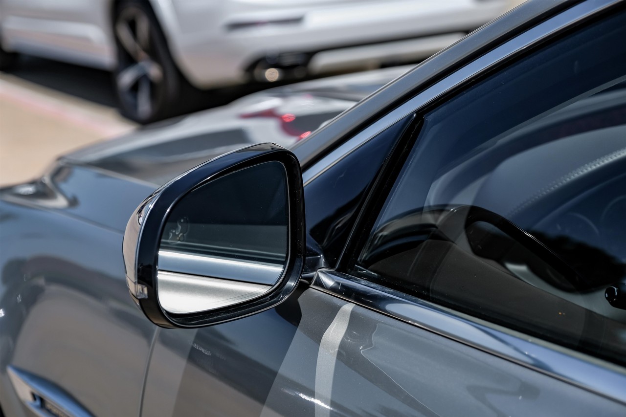 Jaguar XJ Vehicle Main Gallery Image 35