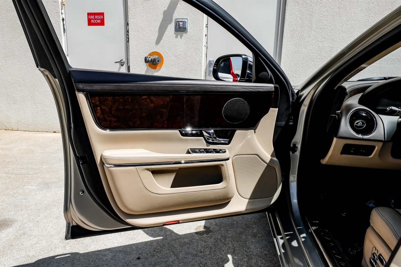 Jaguar XJ Vehicle Main Gallery Image 36