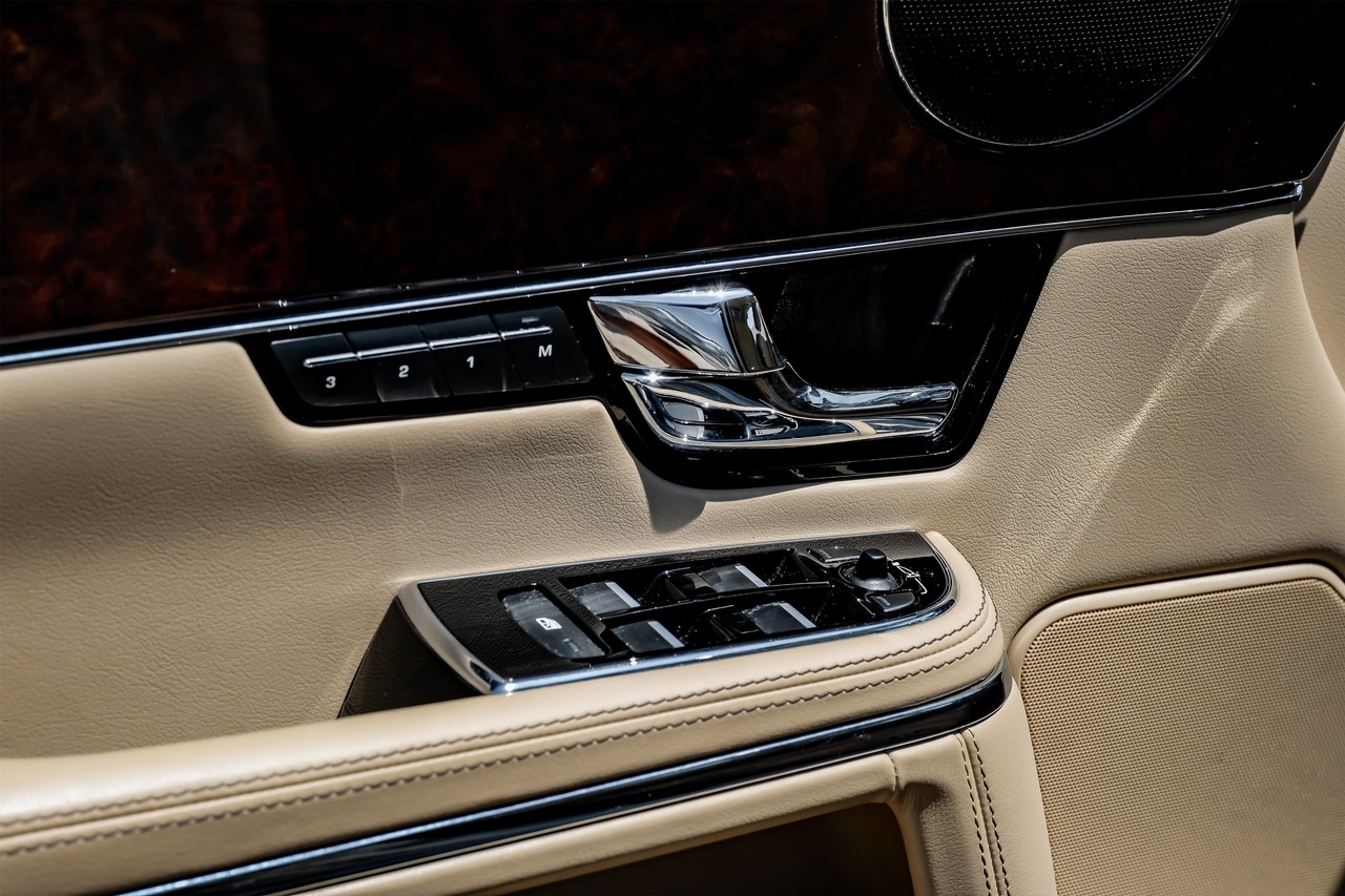 Jaguar XJ Vehicle Main Gallery Image 37