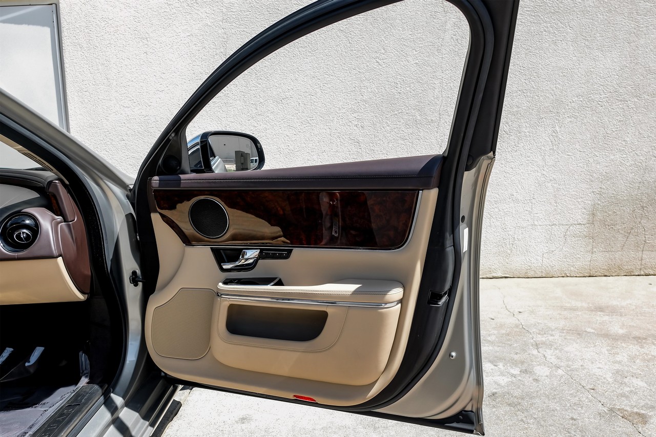Jaguar XJ Vehicle Main Gallery Image 38