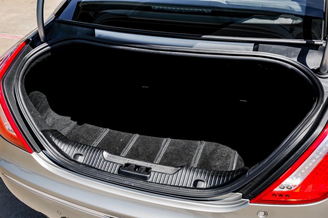 Jaguar XJ Vehicle Main Gallery Image 43
