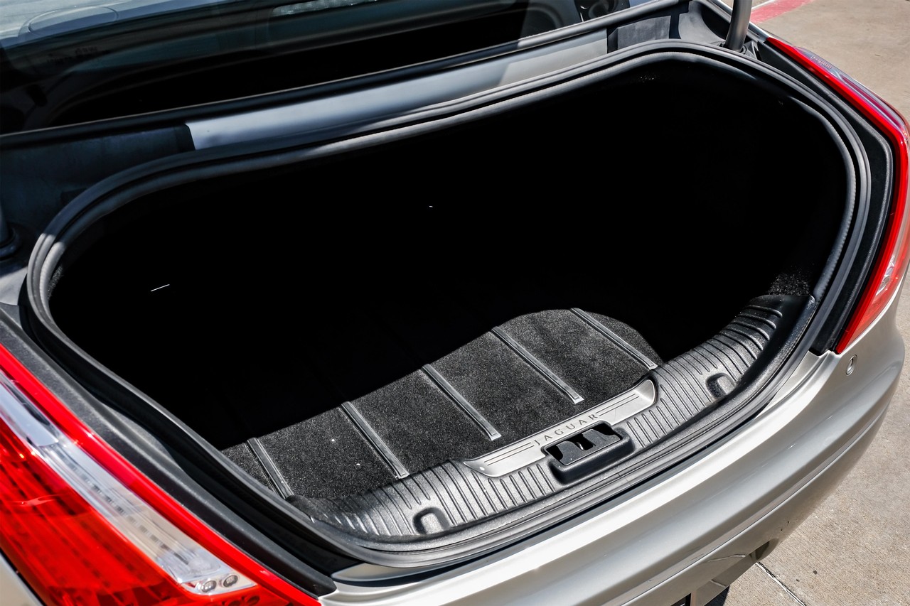 Jaguar XJ Vehicle Main Gallery Image 44