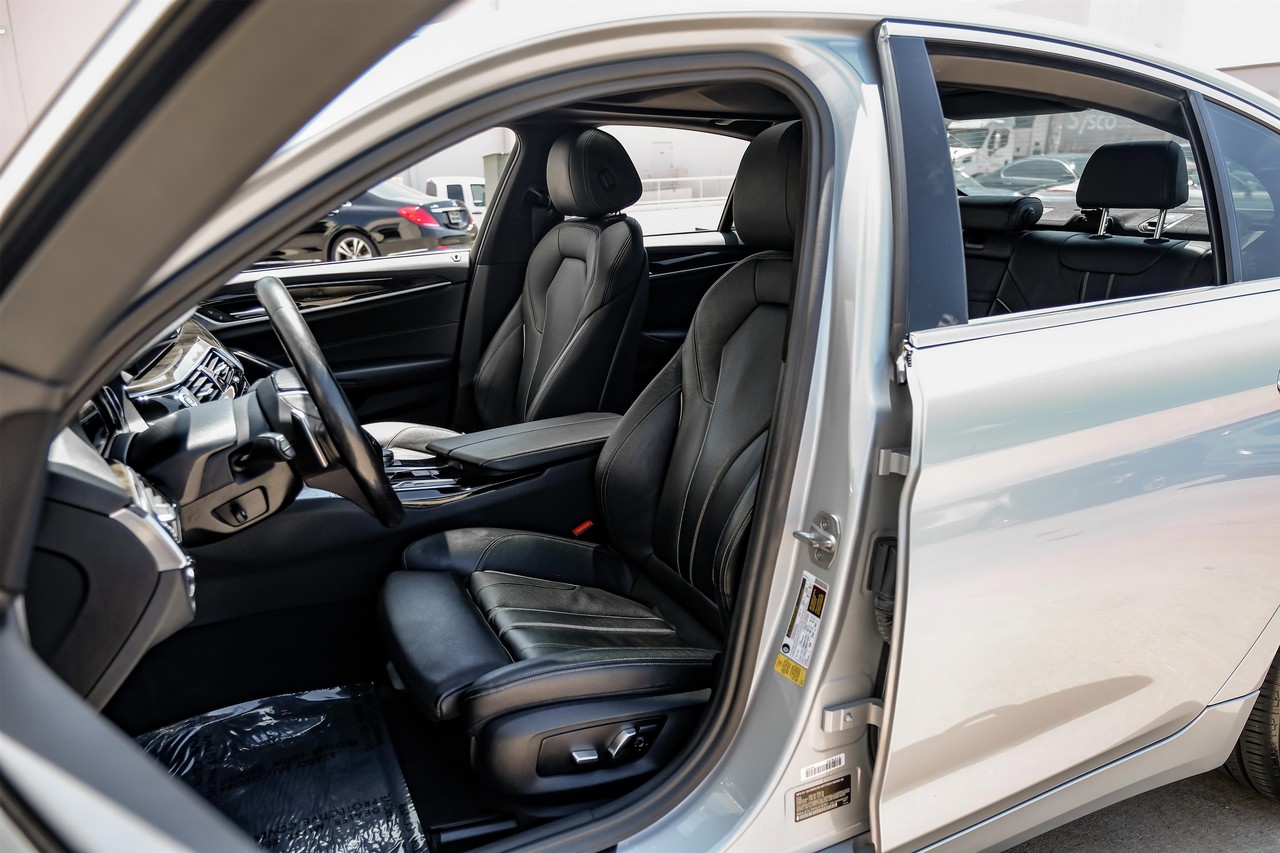 BMW 5 Series Vehicle Main Gallery Image 04