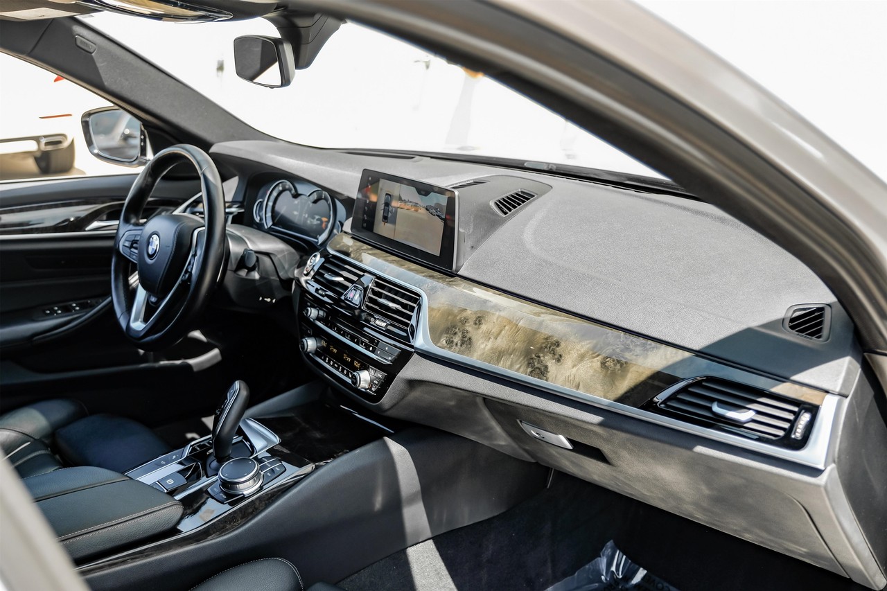 BMW 5 Series Vehicle Main Gallery Image 15