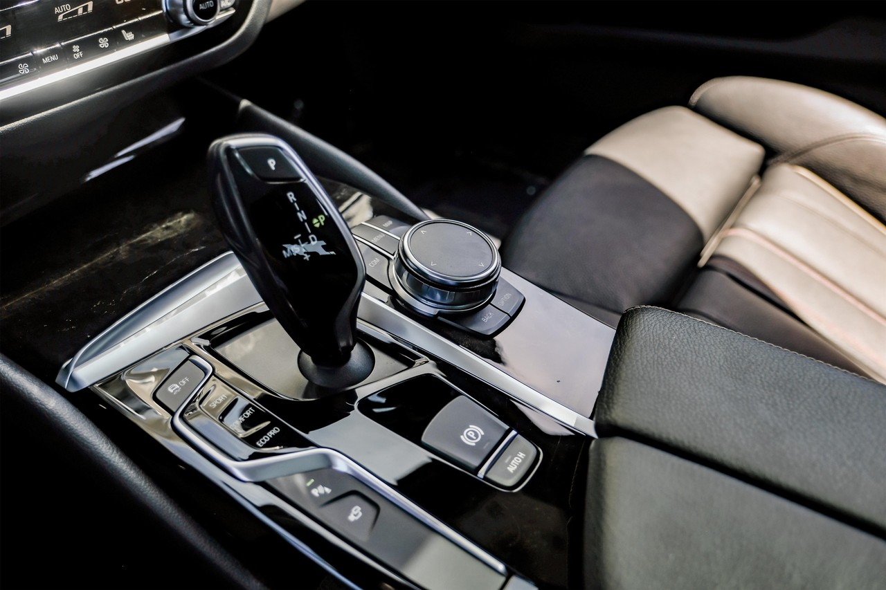 BMW 5 Series Vehicle Main Gallery Image 24