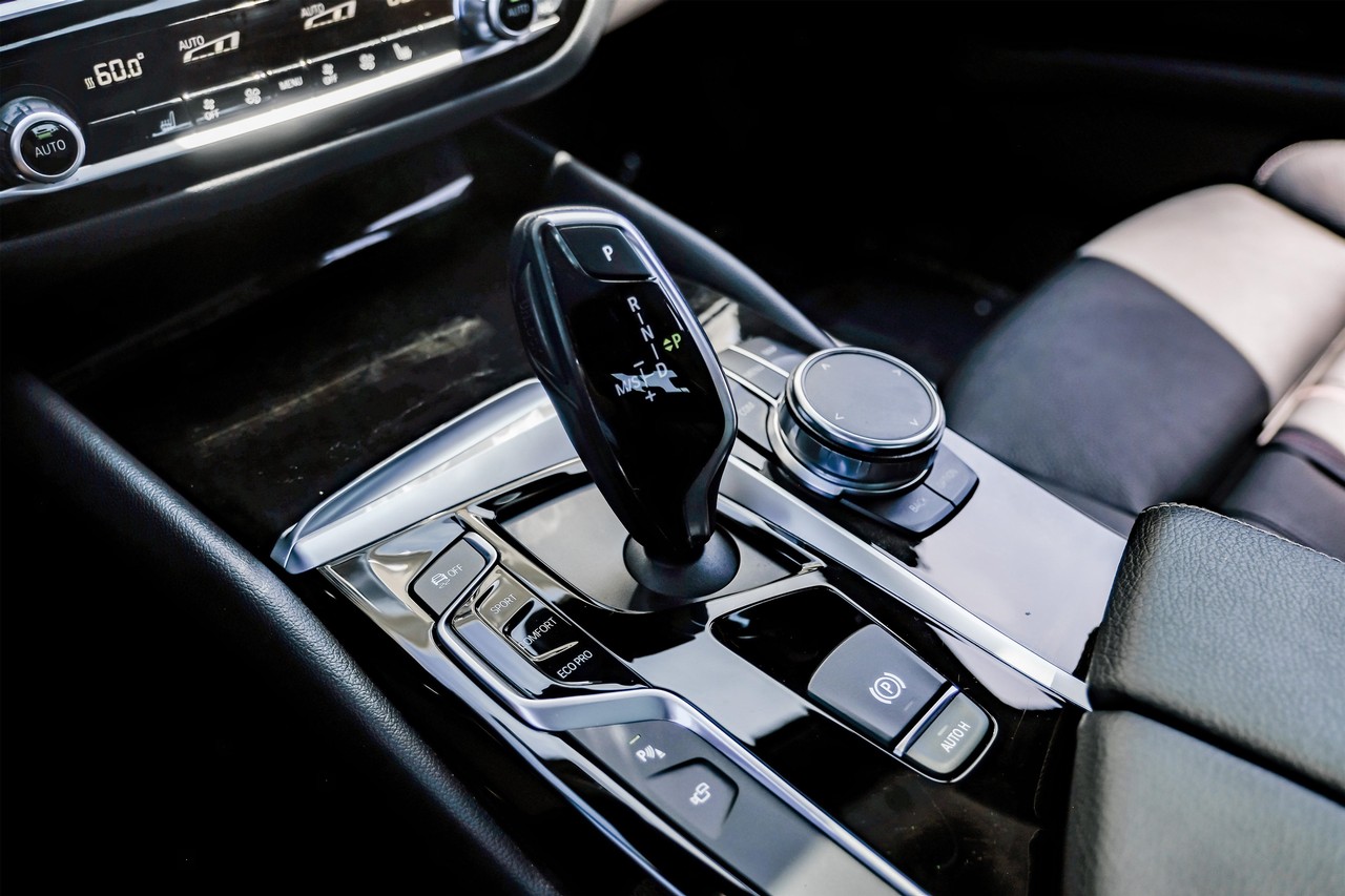 BMW 5 Series Vehicle Main Gallery Image 25
