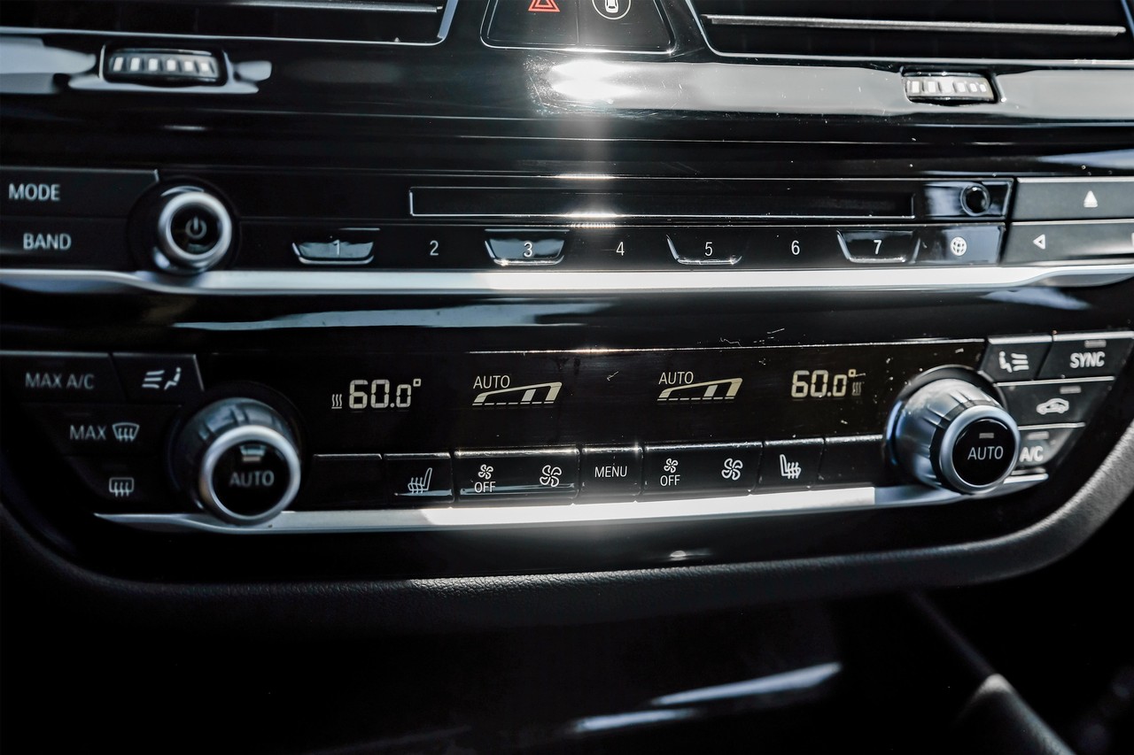 BMW 5 Series Vehicle Main Gallery Image 26