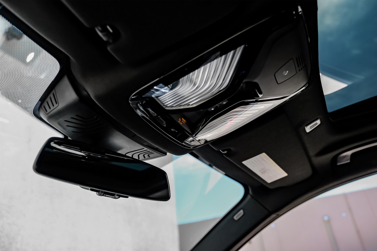 BMW 5 Series Vehicle Main Gallery Image 27