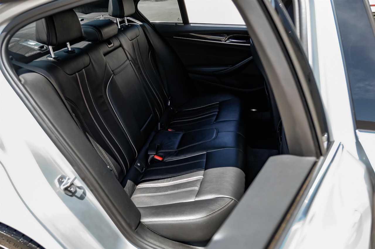 BMW 5 Series Vehicle Main Gallery Image 29