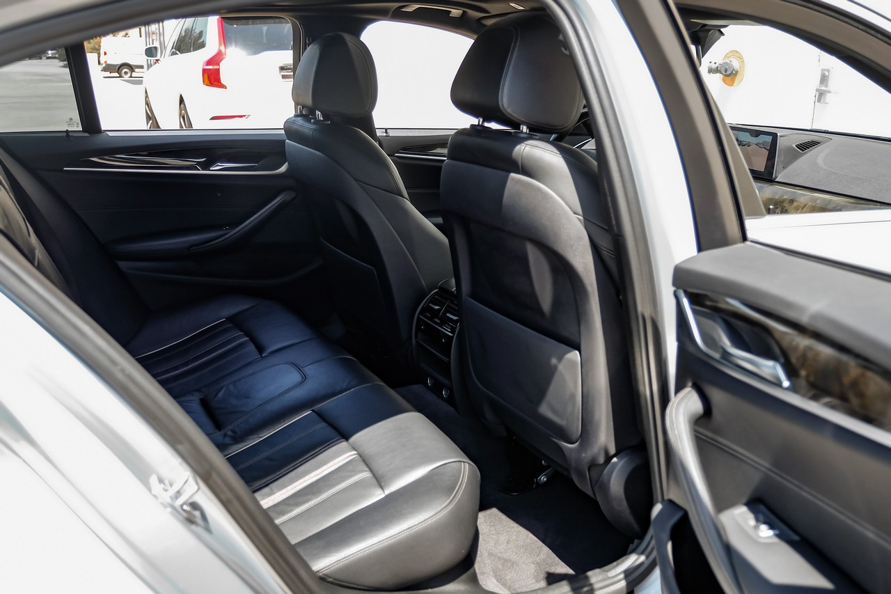 BMW 5 Series Vehicle Main Gallery Image 30