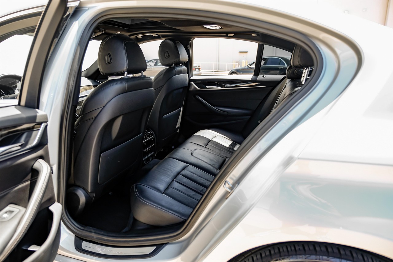 BMW 5 Series Vehicle Main Gallery Image 31