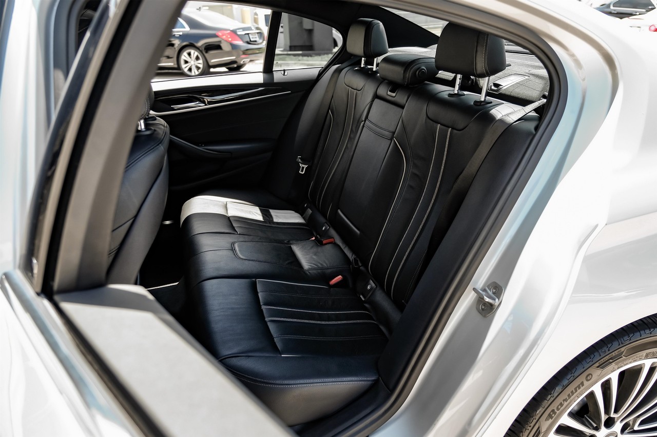 BMW 5 Series Vehicle Main Gallery Image 32