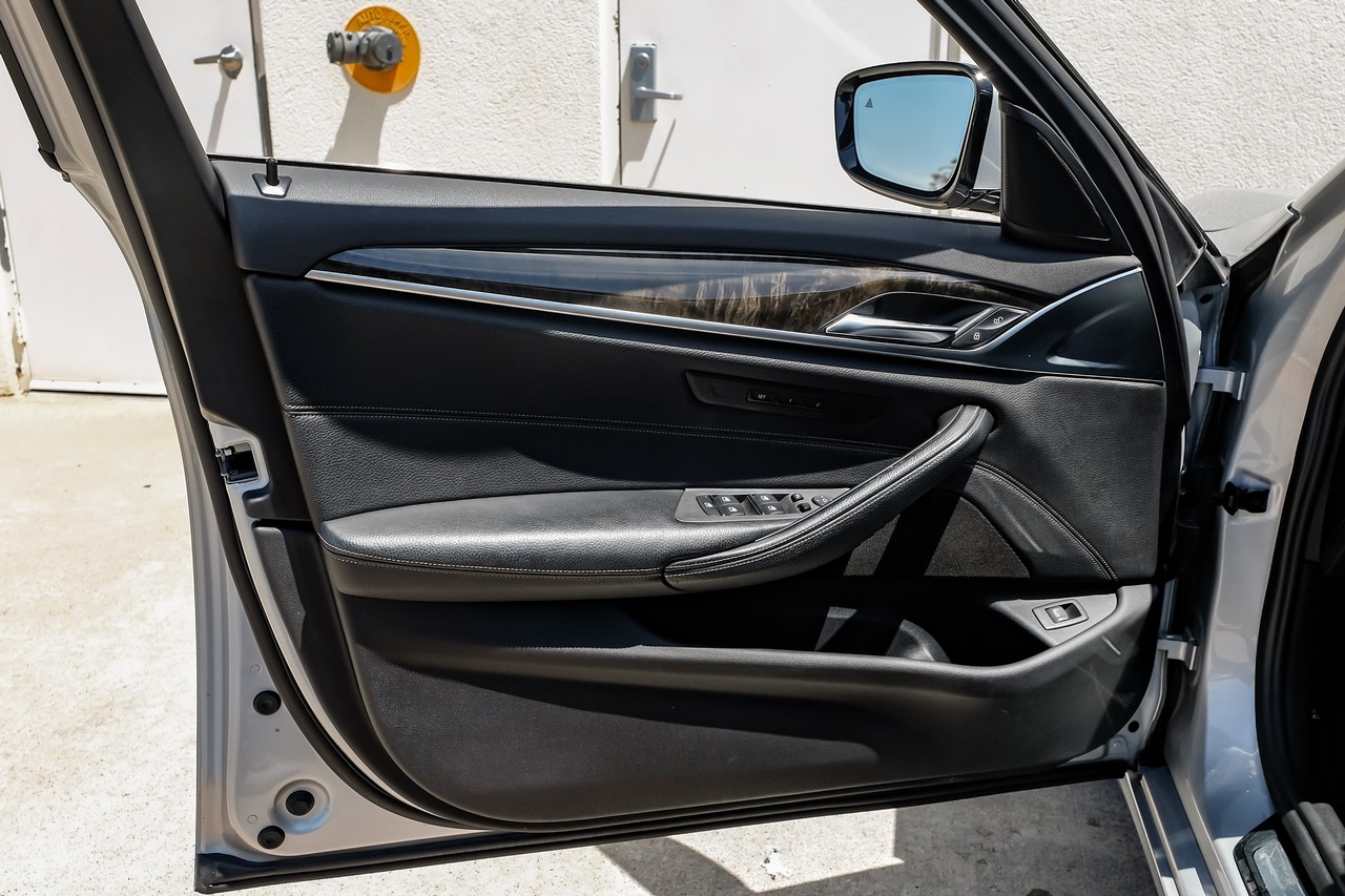 BMW 5 Series Vehicle Main Gallery Image 35