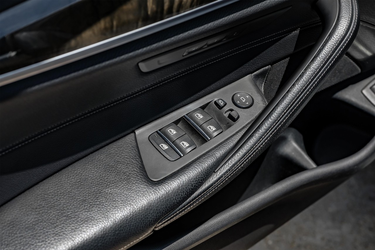 BMW 5 Series Vehicle Main Gallery Image 36