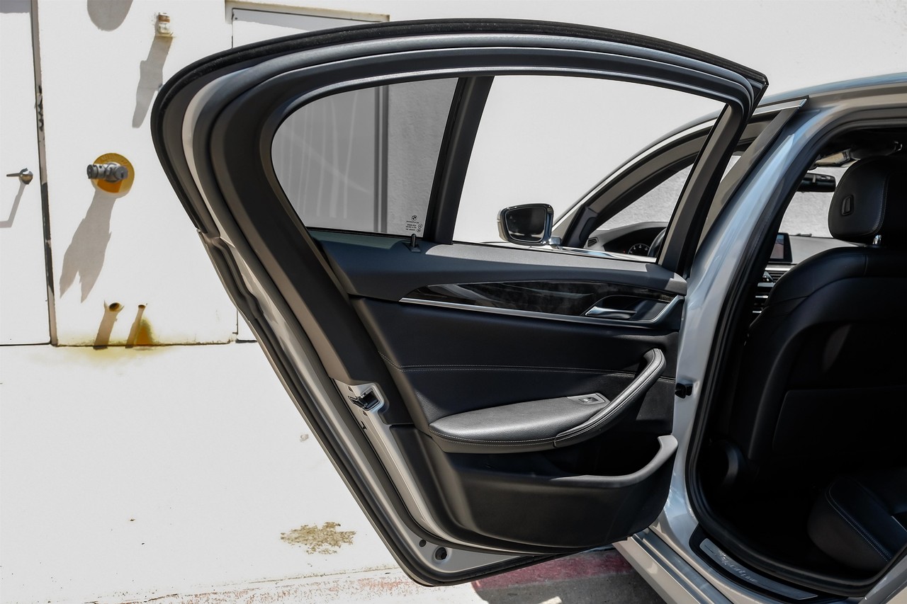 BMW 5 Series Vehicle Main Gallery Image 38