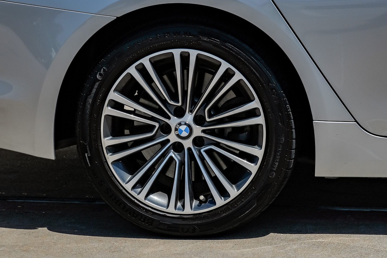 BMW 5 Series Vehicle Main Gallery Image 45