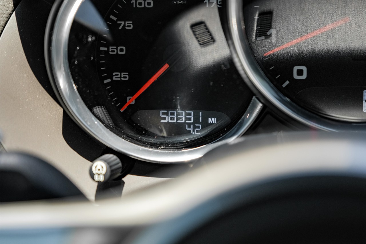 Porsche Cayman Vehicle Main Gallery Image 16