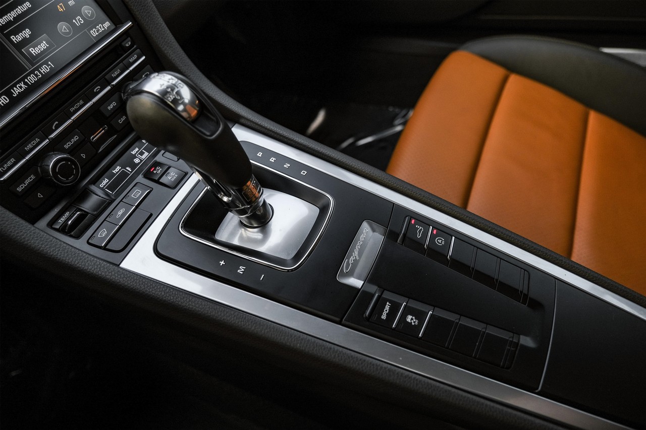 Porsche Cayman Vehicle Main Gallery Image 20