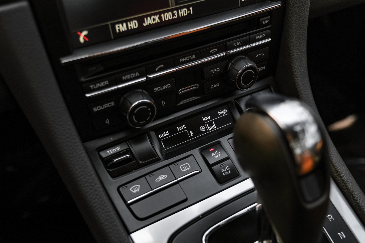Porsche Cayman Vehicle Main Gallery Image 21