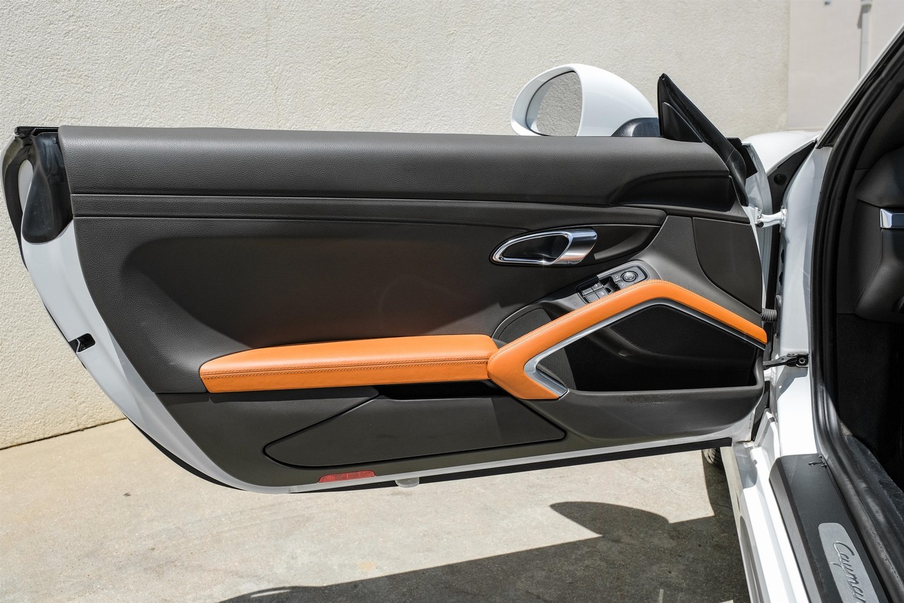 Porsche Cayman Vehicle Main Gallery Image 28