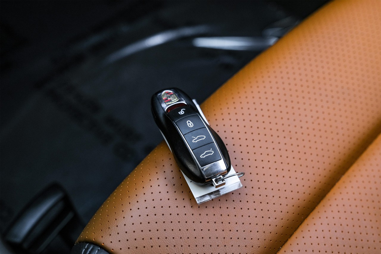 Porsche Cayman Vehicle Main Gallery Image 42