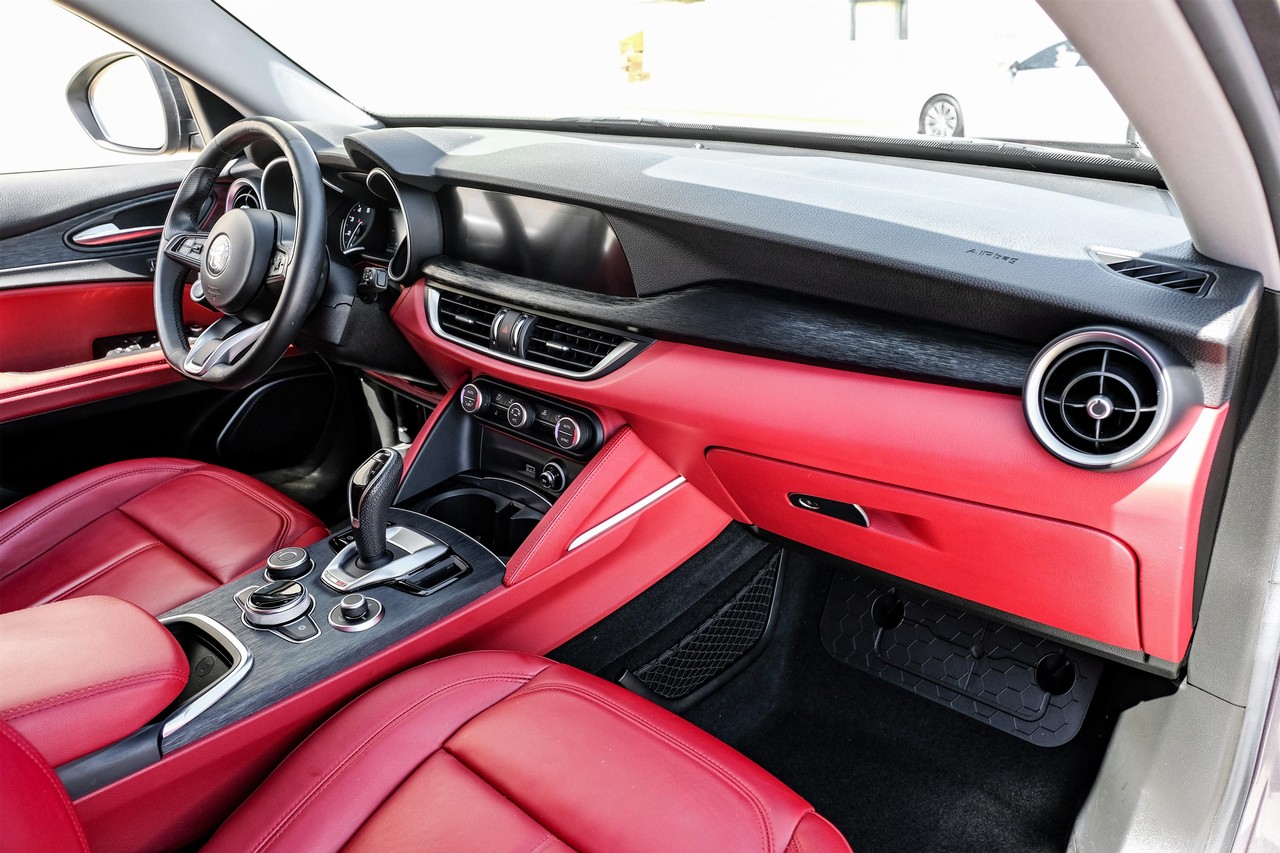 Alfa Romeo Stelvio Vehicle Main Gallery Image 12