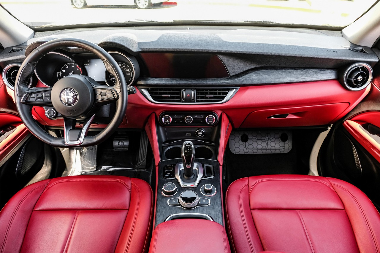 Alfa Romeo Stelvio Vehicle Main Gallery Image 14