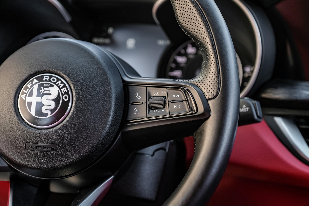 Alfa Romeo Stelvio Vehicle Main Gallery Image 18