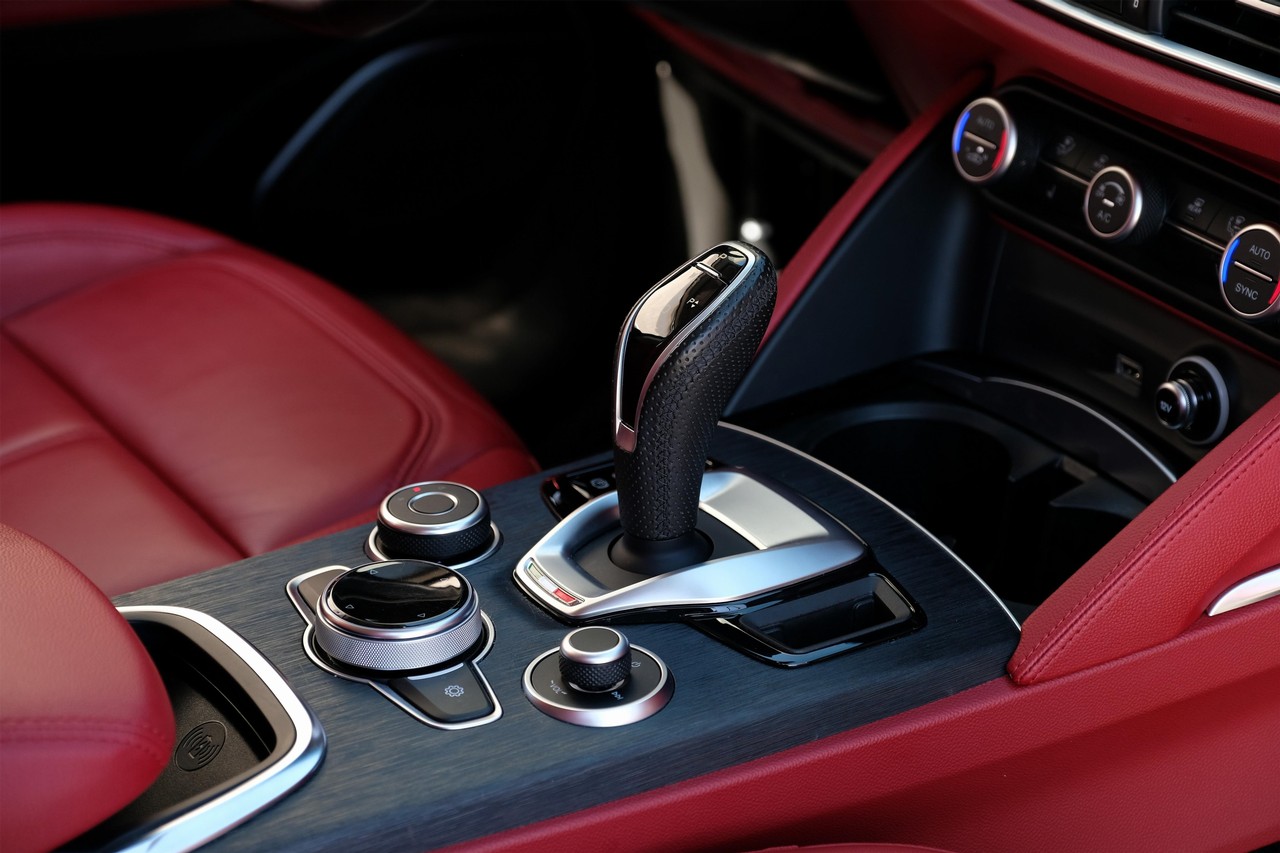Alfa Romeo Stelvio Vehicle Main Gallery Image 22