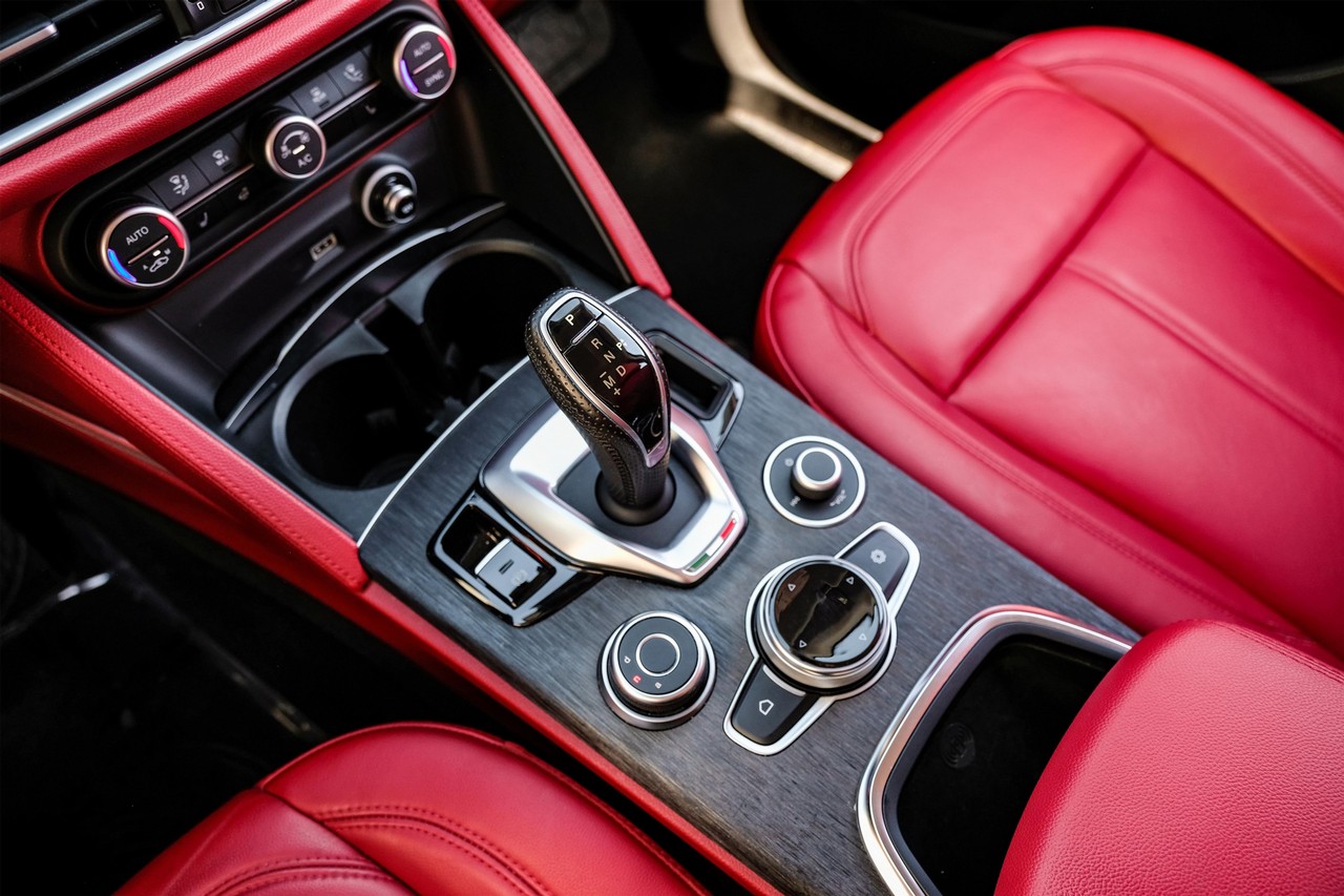 Alfa Romeo Stelvio Vehicle Main Gallery Image 23