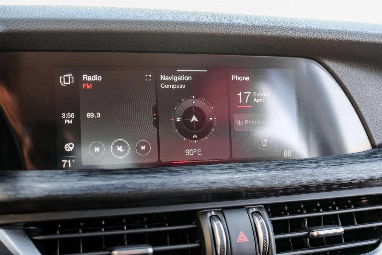 Alfa Romeo Stelvio Vehicle Main Gallery Image 26
