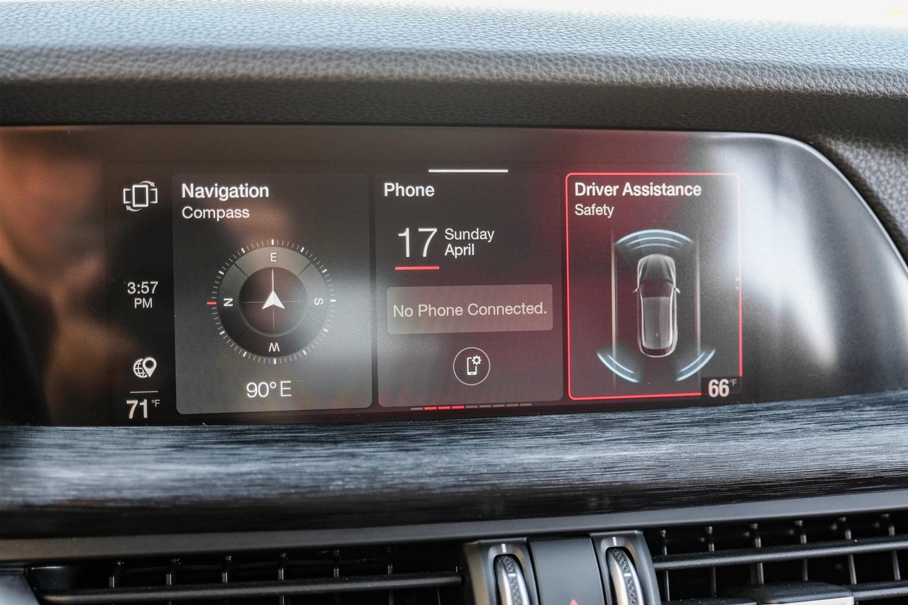 Alfa Romeo Stelvio Vehicle Main Gallery Image 27