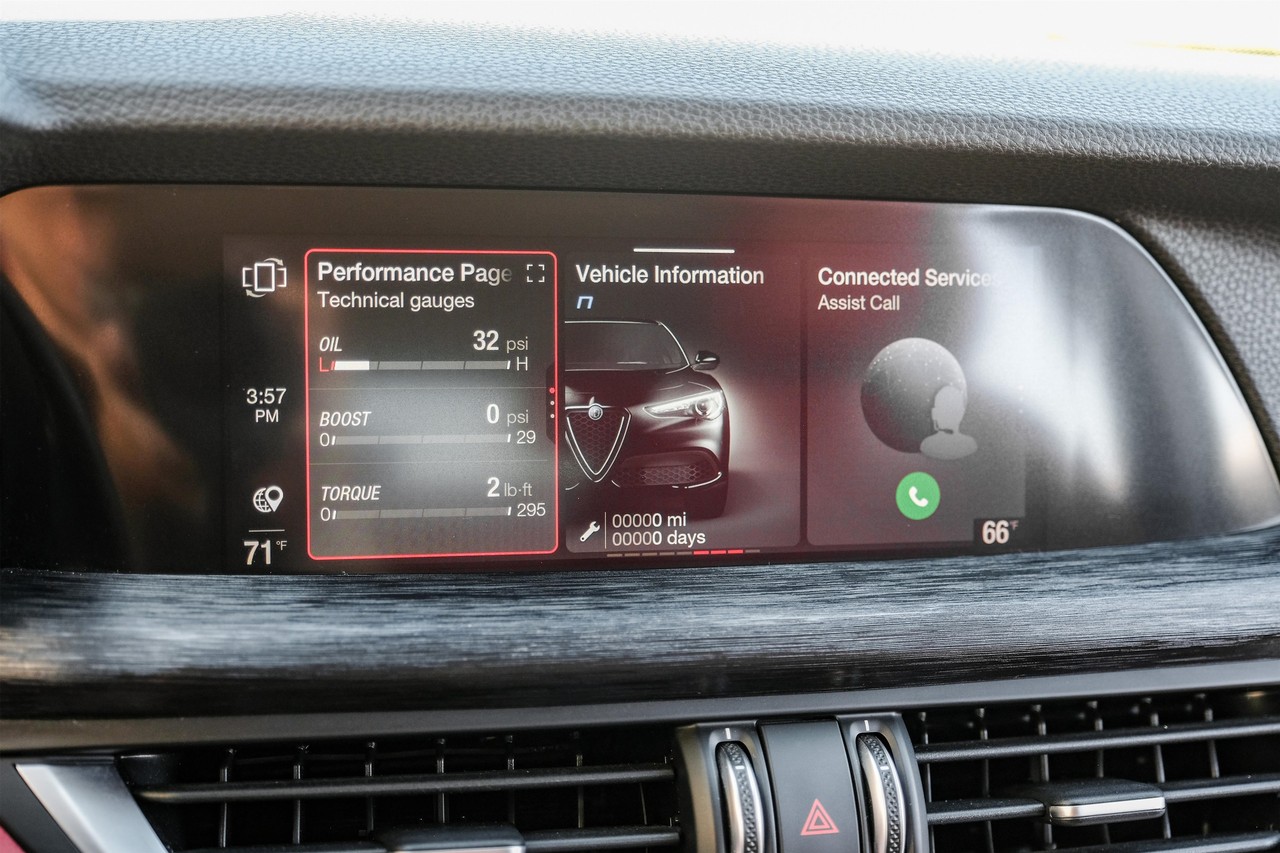 Alfa Romeo Stelvio Vehicle Main Gallery Image 28
