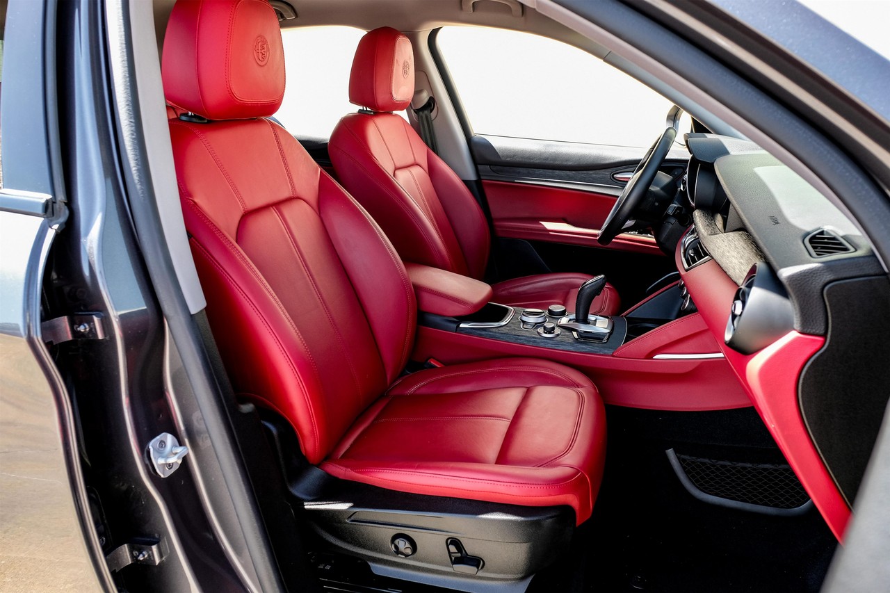 Alfa Romeo Stelvio Vehicle Main Gallery Image 32