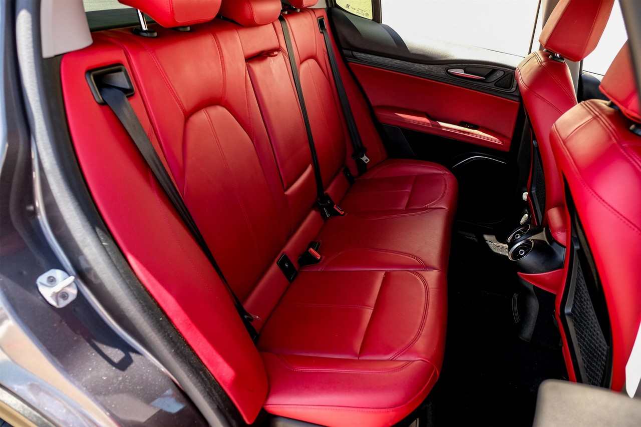 Alfa Romeo Stelvio Vehicle Main Gallery Image 33
