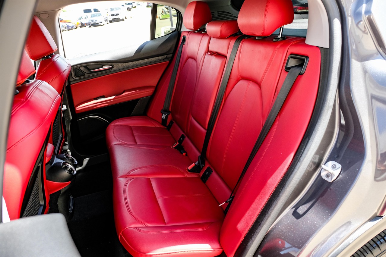 Alfa Romeo Stelvio Vehicle Main Gallery Image 36