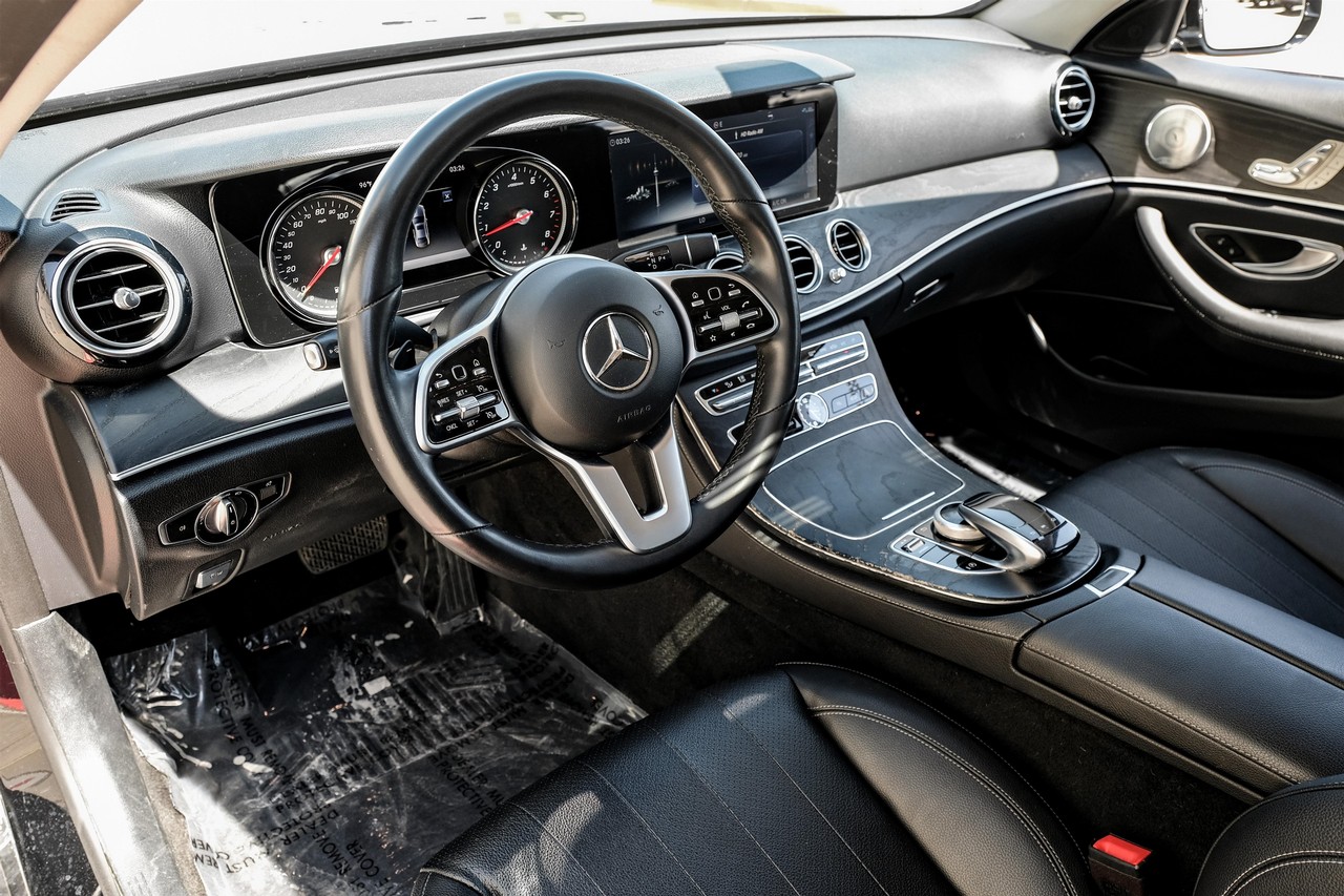 Mercedes-Benz E 300 Vehicle Main Gallery Image 03