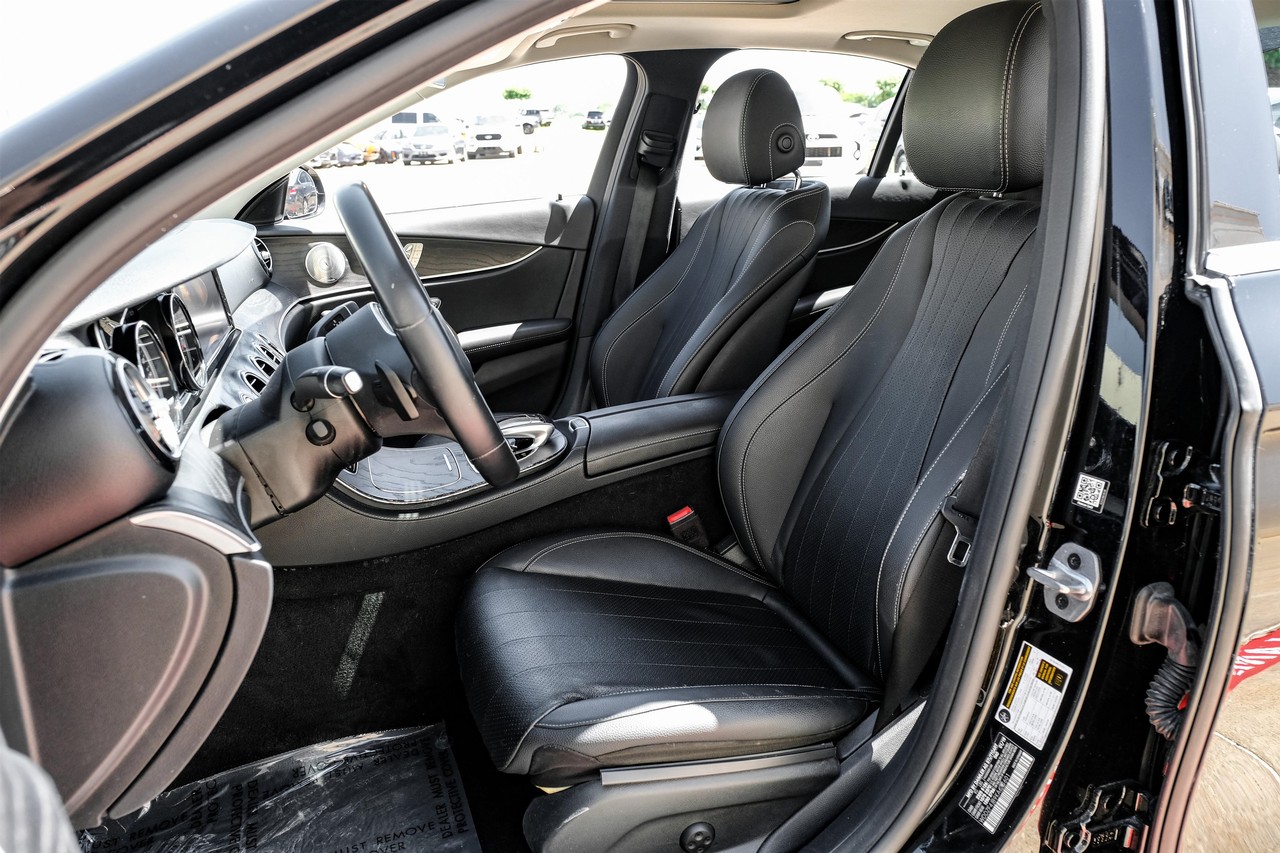 Mercedes-Benz E 300 Vehicle Main Gallery Image 04