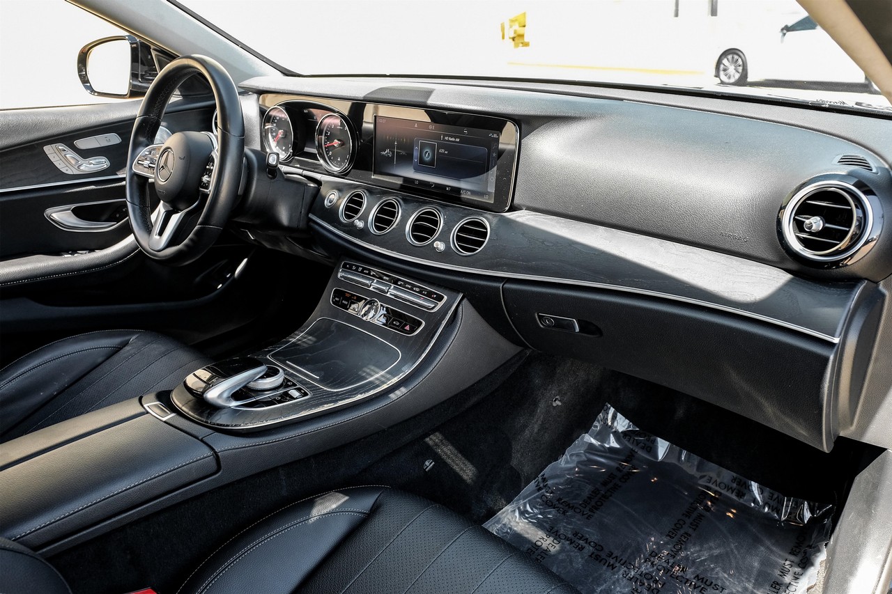 Mercedes-Benz E 300 Vehicle Main Gallery Image 12